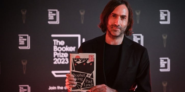 Ο Ιρλανδός συγγραφέας Πολ Λιντς ποζάρει με το βιβλίο του «Prophet Song» στη διάρκεια της φωτογράφισης των υποψηφίων για το Βραβείο Booker 2023 για τη Λογοτεχνία, στο Λονδίνο, στις 21 Σεπτεμβρίου 2023. [JUSTIN TALLIS / AFP]