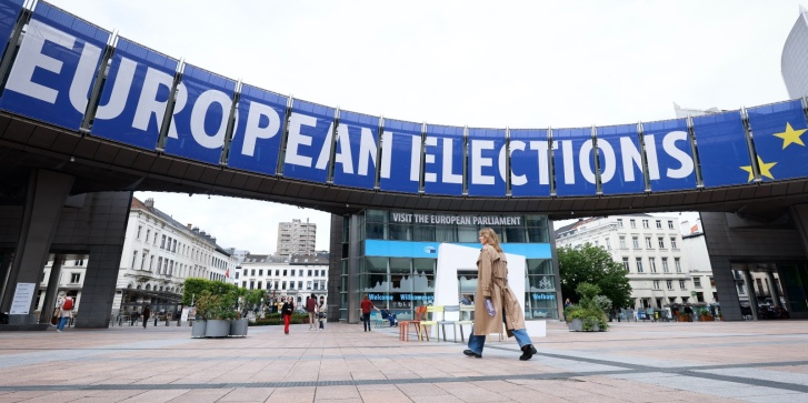 Πανό στο κτίριο του Ευρωπαϊκού Κοινοβουλίου στις Βρυξέλλες, αναρτημένο ενόψει των ευρωεκλογών μεταξύ 6 και 9 Ιουνίου 2024. [Kenzo TRIBOUILLARD/AFP]