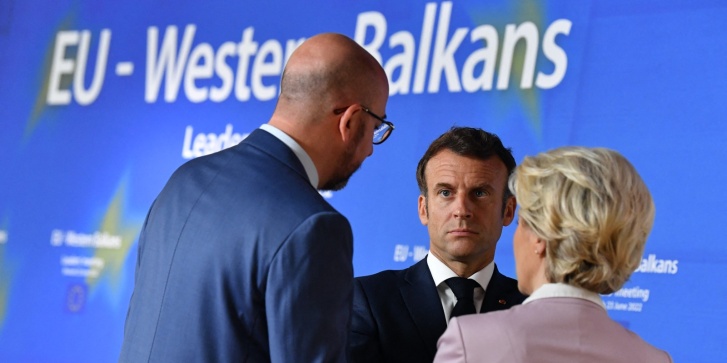  Ο πρόεδρος του Ευρωπαϊκού Συμβουλίου Σαρλ Μισέλ, ο πρόεδρος της Γαλλίας Εμανουέλ Μακρόν και η πρόεδρος της Ευρωπαϊκής Επιτροπής Ούρσουλα φον ντερ Λάιεν μιλούν πριν από την έναρξη της συνάντησης των ηγετών ΕΕ-Δυτικών Βαλκανίων στις Βρυξέλλες στις 23 Ιουνίου 2022. [JOHN THYS/POOL/AFP]