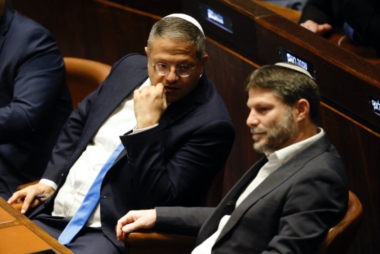 Οι δεξιοί βουλευτές Ιταμάρ Μπεν-Γκβιρ και Μπεζαλέλ Σμότριτς, συμμετέχουν σε ειδική συνεδρίαση στην Κνεσέτ, το κοινοβούλιο του Ισραήλ, για την έγκριση και ορκωμοσία της νέας δεξιάς κυβέρνησης, στην Ιερουσαλήμ στις 29 Δεκεμβρίου 2022. [AMIR COHEN / POOL / AFP]
