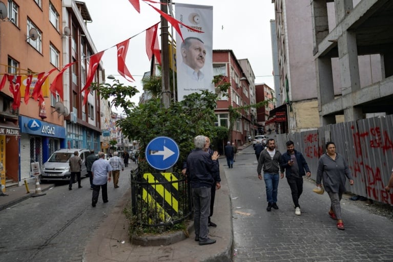 Πανό που απεικονίζει τον Τούρκο πρόεδρο Ρετζέπ Ταγίπ Έρντογαν στη συνοικία Κασιμπάσα της Κωνσταντινούπολης, όπου μεγάλωσε και όπου οι κάτοικοι εκφράζουν την προτίμησή τους προς αυτόν, στην Κωνσταντινούπολη στις 28 Μαΐου 2023 – ημέρα των προεδρικών εκλογών που τον ανέδειξαν πάλι νικητή. [Yasin Akgul/AFP]