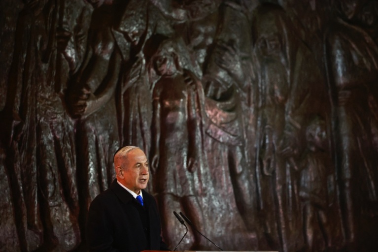 Ο πρωθυπουργός του Ισραήλ Μπενιαμίν Νετανιάχου μιλάει κατά τη διάρκεια τελετής για την Ημέρα Μνήμης του Ολοκαυτώματος για τα έξι εκατομμύρια Εβραίους που σκοτώθηκαν κατά τη διάρκεια του Β' Παγκοσμίου Πολέμου, στο Μνημείο του Ολοκαυτώματος Γιαντ Βασέμ στην Ιερουσαλήμ στις 5 Μαΐου 2024. [Menahem Kahana / AFP]