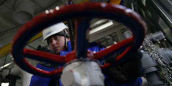 Υπάλληλος του ρωσικού γίγαντα φυσικού αερίου και πετρελαίου Gazprom εργάζεται στις 18 Φεβρουαρίου 2015 στο κοίτασμα πετρελαίου και συμπυκνωμάτων φυσικού αερίου Νοβοπρτόφσκιε στη βόρεια Ρωσία. [ANDREY GOLOVANOV/AFP]
