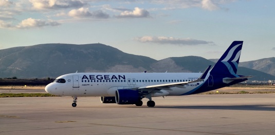 Ένα Airbus A320 της Aegean Αirlines στον διάδρομο προσγείωσης του Διεθνούς Αερολιμένα Αθηνών, στις 5 Οκτωβρίου 2022. [Daniel SLIM/AFP]