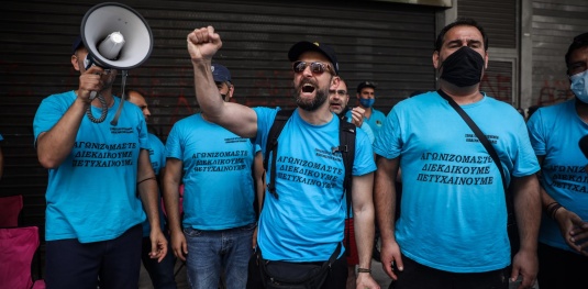Διαμαρτυρία εργαζομένων στην Βιομηχανία Φωσφορικών Λιπασμάτων Καβάλας στο υπουργείο Εργασίας την Τετάρτη 9 Ιουνίου 2021. Οι εργαζόμενοι διαμαρτύρονται για τις ομαδικές απολύσεις τις οποίες έχει εξαγγείλει η εταιρεία. (EUROKINISSI/ΣΩΤΗΡΗΣ ΔΗΜΗΤΡΟΠΟΥΛΟΣ)