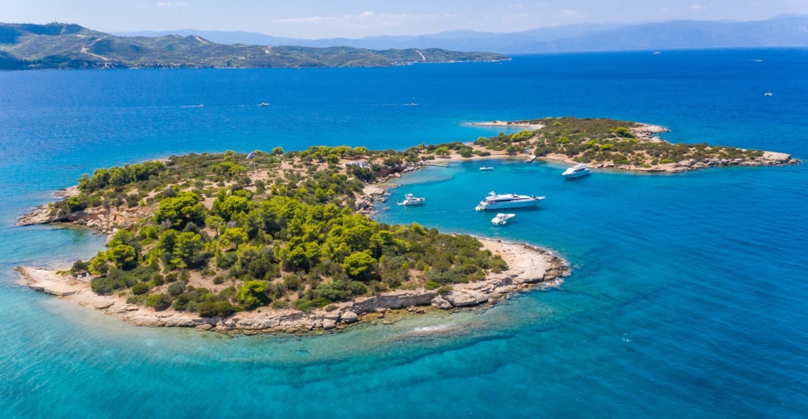 Σκάφη στον κόλπο της Χηνίτσας.