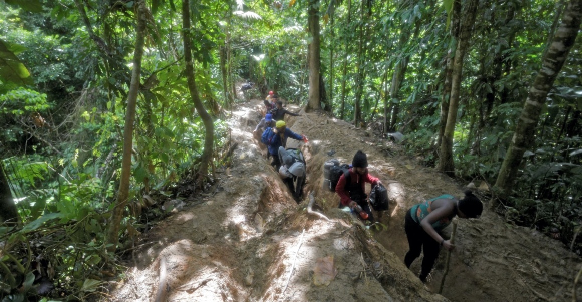 Μετανάστες διασχίζουν τη ζούγκλα του Νταριέν, στο τμήμα Τσόκο της Κολομβίας, με κατεύθυνση προς τον Παναμά, στις 26 Σεπτεμβρίου 2021, προσπαθώντας να φτάσουν στις ΗΠΑ. [Raul ARBOLEDA/AFP]