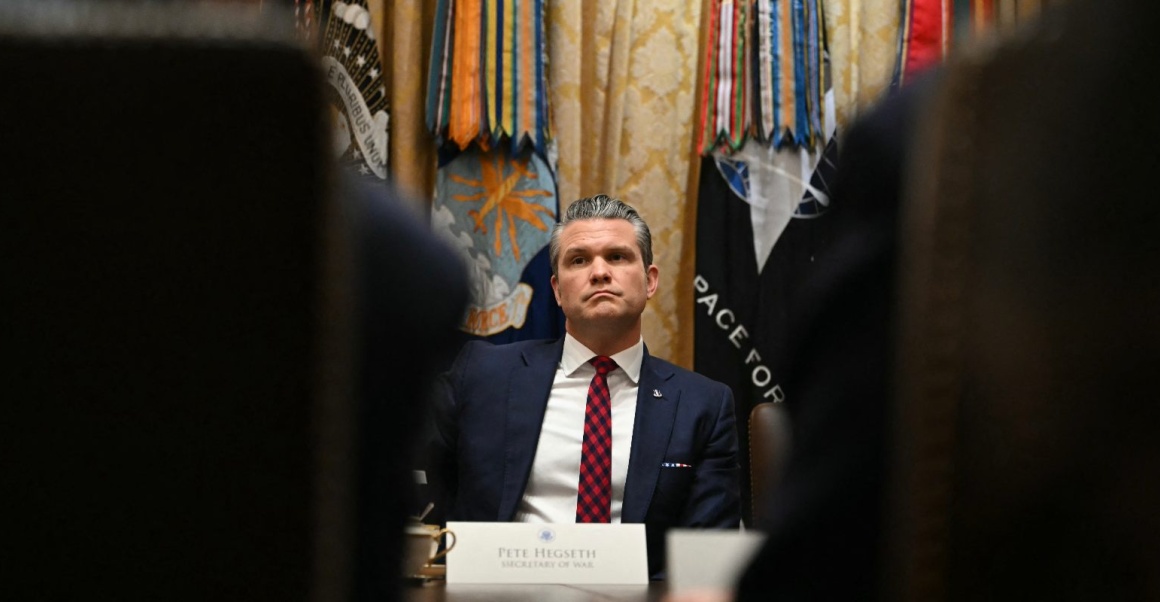 Ο υπουργός Άμυνας των ΗΠΑ Πιτ Χέγκσεθ παρακολουθεί τη συνεδρίαση του Υπουργικού Συμβουλίου που διοργάνωσε ο Πρόεδρος Ντόναλντ Τραμπ στην Αίθουσα του Υπουργικού Συμβουλίου του Λευκού Οίκου στην Ουάσιγκτον, στις 2 Δεκεμβρίου 2025. [ANDREW CABALLERO-REYNOLDS / AFP]