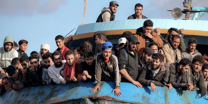 Διασωθέντες πρόσφυγες και μετανάστες πάνω σε βάρκα, στη νοτιοδυτική Κρήτη στις 22 Νοεμβρίου 2022. 