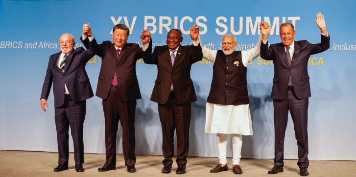 Οι πρόεδροι της Βραζιλίας, της Κίνας και της Νότιας Αφρικής, ο πρωθυπουργός της Ινδίας και ο υπουργός Εξωτερικών της Ρωσίας στη σύνοδο κορυφής των BRICS στο Γιοχάνεσμπουργκ στις 23 Αυγούστου 2023. [Alet Pretorius/POOL/AFP]