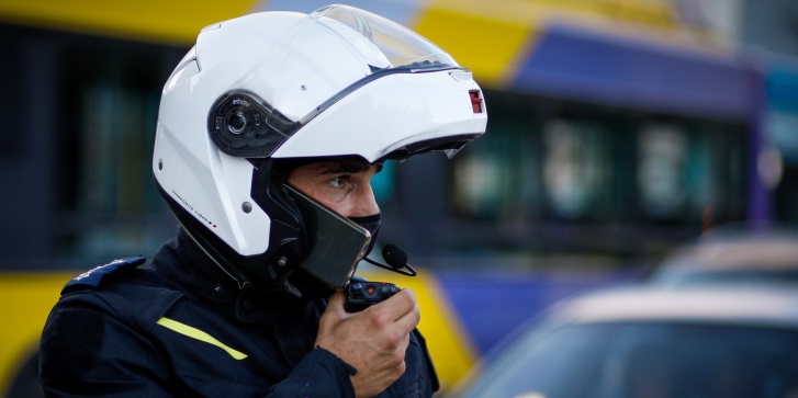 Αστυνομικός μιλάει στον ασύρματο σε δρόμο της Αθήνας. [Γιώργος Κονταρίνης/Eurokinissi]