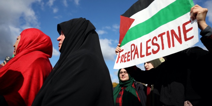 Διαδηλωτές υπέρ των Παλαιστινίων ζητούν την κατάπαυση του πυρός στη Γάζα, στις 21 Οκτωβρίου 2023 στην Ουάσινγκτον. [JUSTIN SULLIVAN/GETTY IMAGES NORTH AMERICA/Getty Images via AFP]