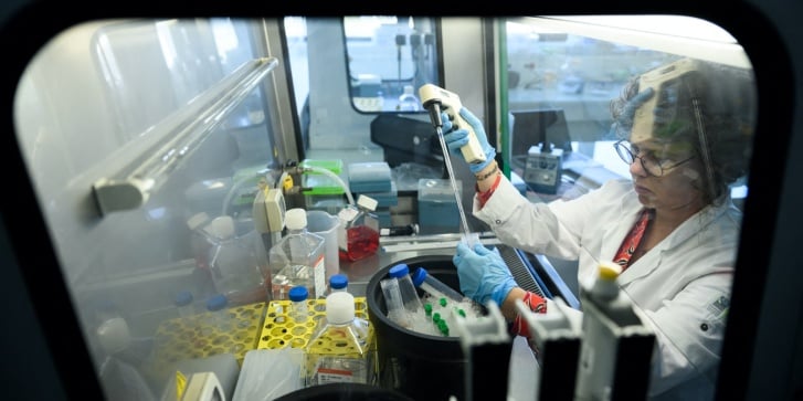 Γυναίκα εργάζεται πάνω σε ένα εμβόλιο για τον καρκίνο του πνεύμονα στο εργαστήριο της Ose Immunotherapeutics στη Νάντη, 1 Οκτωβρίου 2023. [LOIC VENANCE/AFP]