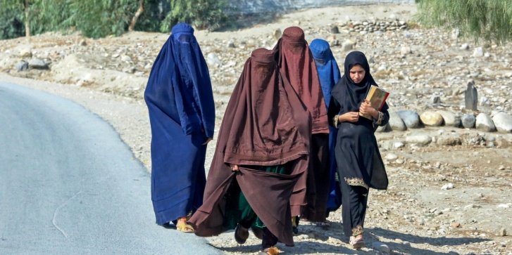 Αφγανές γυναίκες με μπούρκα περπατούν σε δρόμο στα περίχωρα της Τζαλαλαμπάντ στις 22 Οκτωβρίου 2023. [Shafiullah KAKAR / AFP]