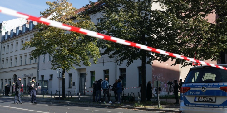 Αστυνομικοί φυλάνε σκοπιά μπροστά από τη συναγωγή της εβραϊκής κοινότητας Καχάλ Άντας Τζισρόελ στο Βερολίνο της Γερμανίας, στις 18 Οκτωβρίου 2023. [Odd ANDERSEN/AFP]