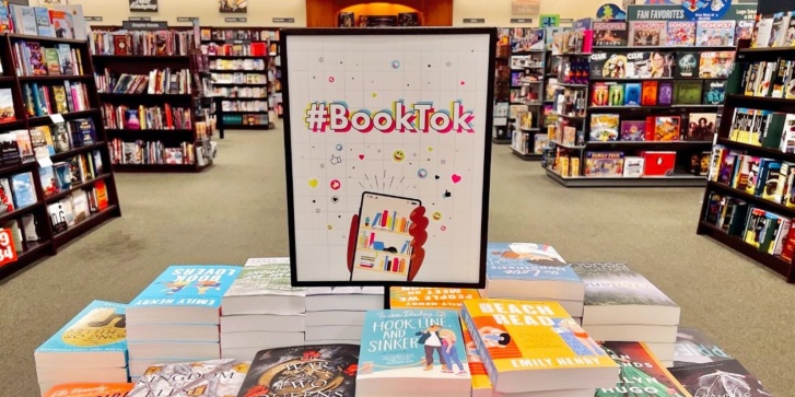 Το τμήμα με τις προτάσεις από το #BookTok σε κατάστημα της αλυσίδας Barnes & Noble.
