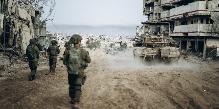 Ισραηλινοί στρατιώτες επιχειρούν στη Λωρίδα της Γάζας, στις 29 Δεκεμβρίου 2023. [Israeli Army / AFP]
