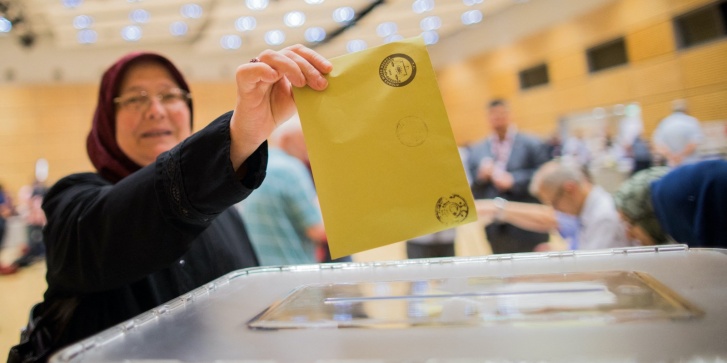 Τουρκάλα που ζει στη Γερμανία ψηφίζει για τις προεδρικές εκλογές της Τουρκίας στο Έσσεν, στις 7 Ιουνίου 2018. [Rolf Vennenbernd/dpa/AFP]