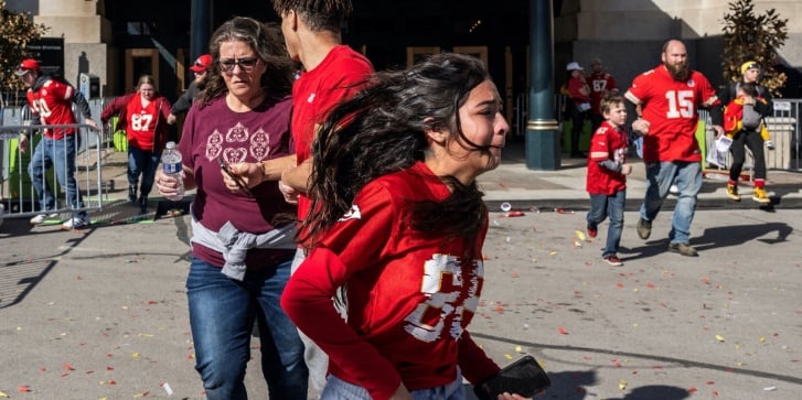 Άνθρωποι τρέχουν μετά από πυροβολισμούς κοντά στην παρέλαση νίκης των Kansas City Chiefs στο Super Bowl LVIII στις 14 Φεβρουαρίου 2024, στο Κάνσας Σίτι του Μιζούρι. [ANDREW CABALLERO-REYNOLDS/AFP]