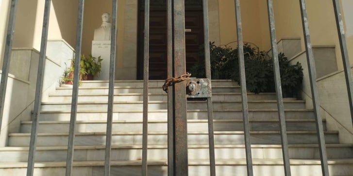 Λουκέτο στην είσοδο της Κεντρικής Δημοτικής Βιβλιοθήκης Αθηνών. [Ραφαέλλα Μανέλη]