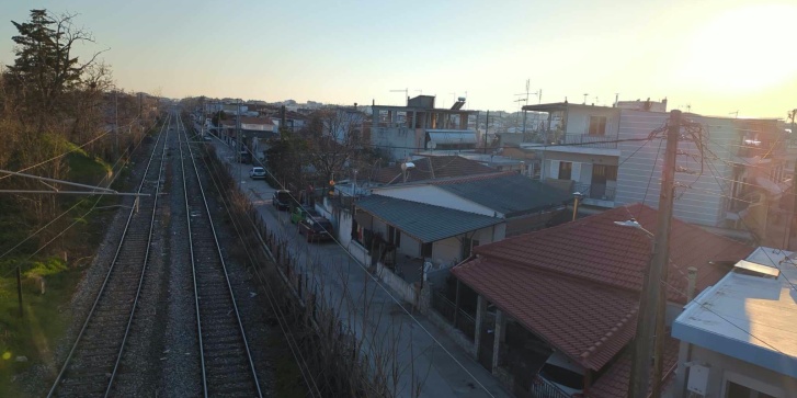 Η σιδηροδρομική γραμμή του ΟΣΕ περνάει μέσα από την πόλη της Λάρισας. [Τάσος Τέλλογλου]