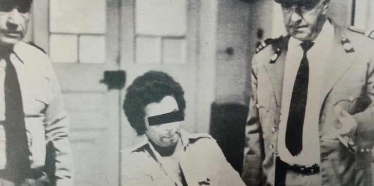 Σκηνή από την ταινία του Γιάννη Κοκκόλη «Πειραματόζωο» (1975), στην οποία κινηματογράφησε κρυφά την καθημερινότητα ενός ανυποψίαστου πολίτη [Επίκαιρα, 19/8/1976].