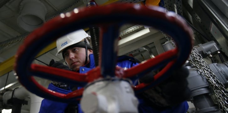 Υπάλληλος του ρωσικού γίγαντα φυσικού αερίου και πετρελαίου Gazprom εργάζεται στις 18 Φεβρουαρίου 2015 στο κοίτασμα πετρελαίου και συμπυκνωμάτων φυσικού αερίου Νοβοπρτόφσκιε στη βόρεια Ρωσία. [ANDREY GOLOVANOV/AFP]