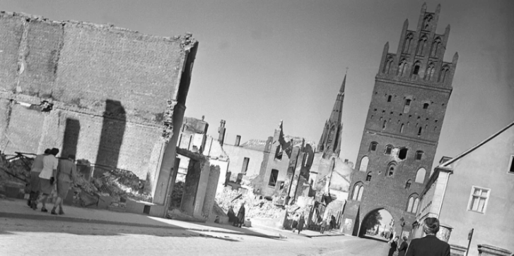 Δρόμος στο Ντεμμίν λίγο πριν το τέλος του πολέμου, όταν η πόλη ήταν ήδη κατεστραμμένη. [Wolfgang Fuhrmann]