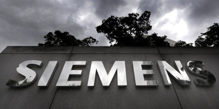Μαύρα σύννεφα πάνω από το λογότυπο της Siemens στα κεντρικά γραφεία του γερμανικού βιομηχανικού γίγαντα στο Μόναχο, σε φωτογραφία του Ιουλίου 2008. Λίγους μήνες μετά, η Siemens συμφώνησε να καταβάλει 800 εκατομμύρια δολάρια για να διευθετήσει υπόθεση δωροδοκίας στις ΗΠΑ. [OLIVER LANG / DDP / ddp images μέσω AFP]