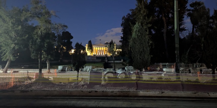Το Ζάππειο πίσω από τα έργα στην Όλγας, 7 Φεβρουαρίου 2025. [Ραφαέλλα Μανέλη]
