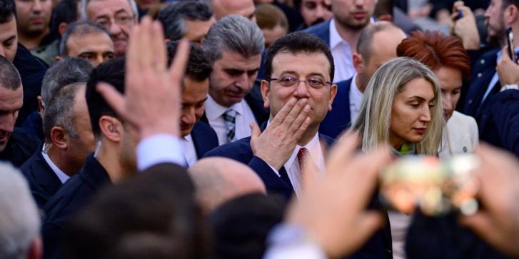 Ο δήμαρχος της Κωνσταντινούπολης Εκρέμ Ιμάμογλου με υποστηρικτές του μπροστά από το Δημαρχείο του Μητροπολιτικού Δήμου της Κωνσταντινούπολης κατά τη διάρκεια διαμαρτυρίας στην Κωνσταντινούπολη στις 15 Δεκεμβρίου 2022, μετά την καταδίκη του από τουρκικό δικαστήριο σε φυλάκιση άνω των δύο ετών και την απαγόρευση άσκησης πολιτικής εν όψει των προεδρικών εκλογών του επόμενου έτους. [Yasin AKGUL / AFP]