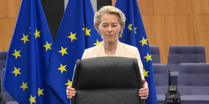 Η πρόεδρος της Ευρωπαϊκής Επιτροπής Ούρσουλα φον ντερ Λάιεν προετοιμάζεται για το εβδομαδιαίο κολλέγιο των επιτρόπων στην έδρα της Ευρωπαϊκής Επιτροπής στις Βρυξέλλες στις 5 Μαρτίου 2025. [Nicolas TUCAT / AFP]