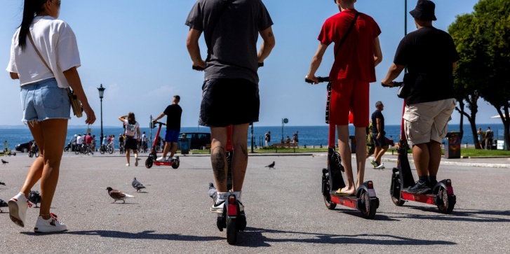 Ηλεκτρικά πατίνια στην πόλη της Θεσσαλονίκης. (MOTIONTEAM/ ΒΕΡΒΕΡΙΔΗΣ ΒΑΣΙΛΗΣ)