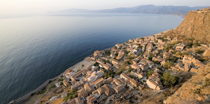 Η οχυρωμένη μεσαιωνική πόλη της Μονεμβασιάς. [GUIZIOU Franck / hemis.fr / Hemis μέσω AFP]