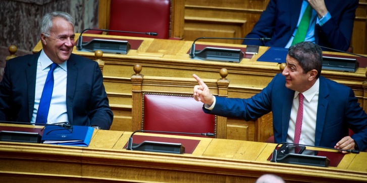 Οι πρώην υπουργοί Αγροτικής Ανάπτυξης Μάκης Βορίδης (2019-2021) και Λευτέρης Αυγενάκης (2023-2024) στη Βουλή, τον Νοέμβριο του 2023. [Γιώργος Κονταρίνης/Eurokinissi]