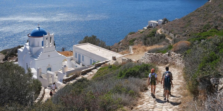 Πεζοπόροι στον δρόμο για το μοναστήρι Παναγία Πουλάτη στο Κάστρο της Σίφνου. [AZAM Jean-Paul / hemis.fr via AFP]