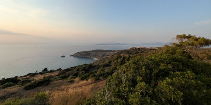 παραλία του Ρούτσουνα στο ΒΔ άκρο του νησιού προβλέπεται να κατασκευαστεί πλατφόρμα φορτοεκφόρτωσης για τη μεταφορά των ανεμογεννητριών στο νησί