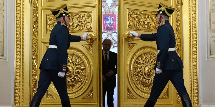 Ο εκλεγμένος πρόεδρος της Ρωσίας Βλαντιμίρ Πούτιν φτάνει στην τελετή ορκωμοσίας του στο Κρεμλίνο, στις 7 Μαΐου 2024. [SERGEI BOBYLYOV / POOL / AFP]