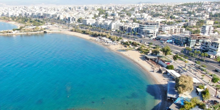Η παραλία Λουτρά Αλίμου, που θα υποβαθμιστεί από την εκτροπή του ρέματος Τραχώνων. [I love Alimos/Facebook]