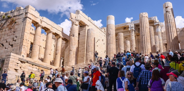 Πλήθος τουριστών εισέρχεται στα Προπύλαια, την είσοδο της Αθηναϊκής Ακρόπολης, στις 14 Μαρτίου 2024. [Beata Zawrzel/NurPhoto μέσω AFP]