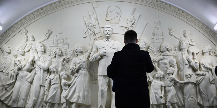 Ένας επιβάτης σταματά να περπατήσει μπροστά από το πρόσφατα αποκαλυφθέν ανάγλυφο που απεικονίζει τον σοβιετικό δικτάτορα Ιωσήφ Στάλιν σε ένα διάδρομο του σταθμού Taganskaya του μετρό στη Μόσχα στις 15 Μαΐου 2025. Πρόκειται για αντίγραφο του ανάγλυφου του σοβιετικού δικτάτορα, το οποίο είχε καταστραφεί τη δεκαετία του 1960 κατά τη διάρκεια της εκστρατείας αποσταλινικοποίησης.