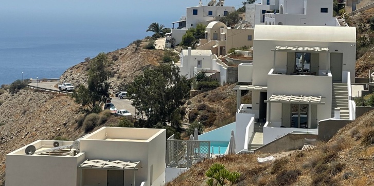 Μία από τις δύο πισίνες του Althea Anafi Suites.