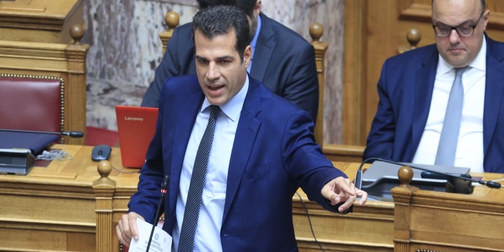 Ο υπουργός Μετανάστευσης και Ασύλου Θάνος Πλεύρης στη Βουλή, στις 11/7/2025. [Γιώργος Κονταρίνης/Eurokinissi]