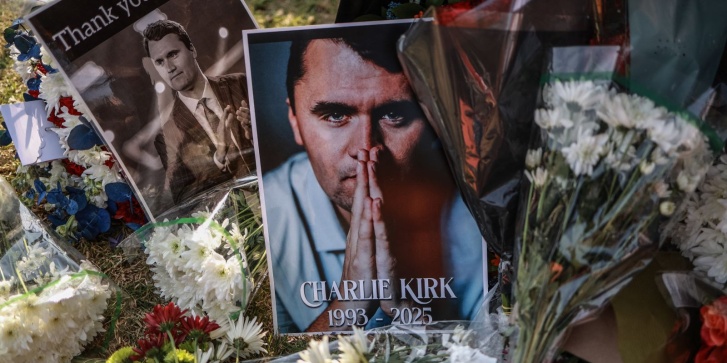 Γενική άποψη ενός στεφάνου που τοποθετήθηκε από πενθούντες έξω από την αμερικανική πρεσβεία στην Πρετόρια στις 11 Σεπτεμβρίου 2025, μετά τη δολοφονία του νεαρού ακτιβιστή και influencer Τσάρλι Κερκ, ενώ μιλούσε σε εκδήλωση στο Πανεπιστήμιο Utah Valley στο Όρεμ της Γιούτα, στις Ηνωμένες Πολιτείες.