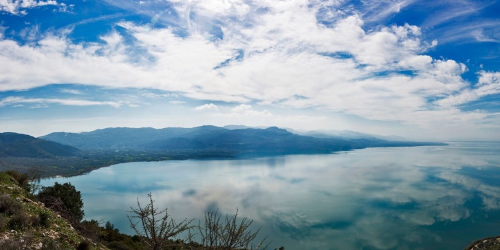 Πανόραμα της λίμνης Τριχωνίδας από το Πετροχώρι.