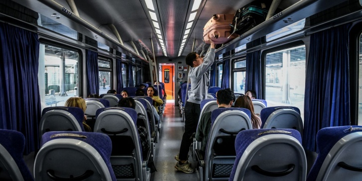 Στιγμιότυπο από την Επανεκκίνηση των δρομολογίων των αμαξοστοιχιών Intercity έναν και πλέον μήνα μετά το τραγικό δυστύχημα στα Τέμπη, στο πλαίσιο επανεκκίνησης του σιδηρόδρομου, στις 3 Απριλίου 2023. [Τατιάνα Μπόλαρη/Eurokinissi]