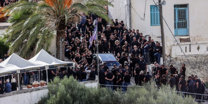 Συγγενείς και πενθούντες συνοδεύουν το νεκροφόρο που μεταφέρει το φέρετρο ενός 39χρονου άνδρα που σκοτώθηκε σε μια οικογενειακή βεντέτα που είχε ως αποτέλεσμα τον θάνατο μιας 56χρονης γυναίκας και τον τραυματισμό αρκετών ατόμων, κατά τη διάρκεια της κηδείας του στο ορεινό χωριό Βοριζιά, στην κεντρική Κρήτη, στις 3 Νοεμβρίου 2025. [Κώστας ΜΕΤΑΞΑΚΗΣ / AFP]