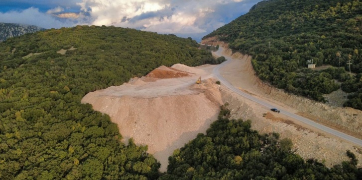 η τοποθεσία Κότσικο και το ομώνυμο ρέμα της, που προσελκύει το ενδιαφέρον των επισκεπτών με την εξαιρετική θέα της. Καταγγελίες υπάρχουν από το Παρατηρητήριο Τζουμέρκων και για αυτήν την τοποθεσία, συγκεκριμένα ότι ο ανάδοχος του έργου έχει δημιουργήσει έναν αυτοσχέδιο χώρο απόθεσης αδρανών υλικών, μπαζώνοντας το ρέμα.