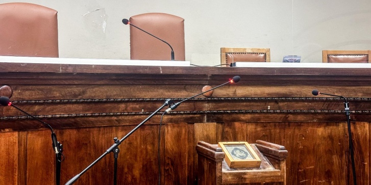 Αίθουσα δικαστηρίου στην Ευελπίδων. [Δήμητρα Κούτρα Toklik/Eurokinissi]