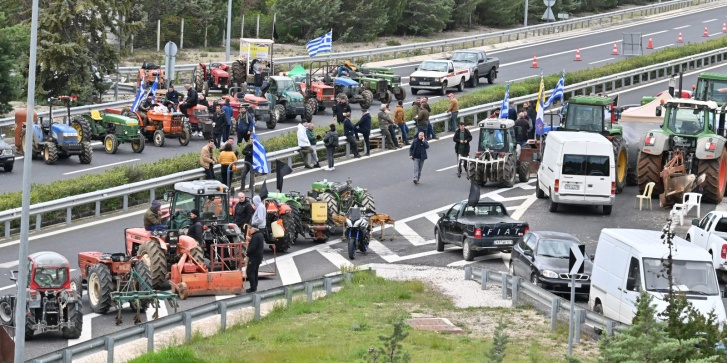 Αποκλεισμός και στα δύο ρεύματα της Εθνικής Οδού Κορίνθου - Τρίπολης από αγρότες, στο ύψος της Αρχαίας Νεμέας, στο πλαίσιο των κινητοποιήσεών τους, Δευτέρα 5 Ιανουαρίου 2026. (ΒΑΣΙΛΗΣ ΠΑΠΑΔΟΠΟΥΛΟΣ/EUROKINISSI)